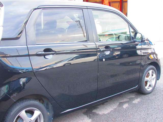 �������܂����u���b�N�̃{�f�B�J���[���X�^�C���b�V���ȃT�C�h�r���[�����o���܂��B���p�I�ȃh�A�܂��̃f�U�C�������͂ŁA�����̒ʋ΂�V���b�s���O�Ȃǂ̂��o���������K�ɃT�|�[�g���܂��BCARGO���X�ł͑S