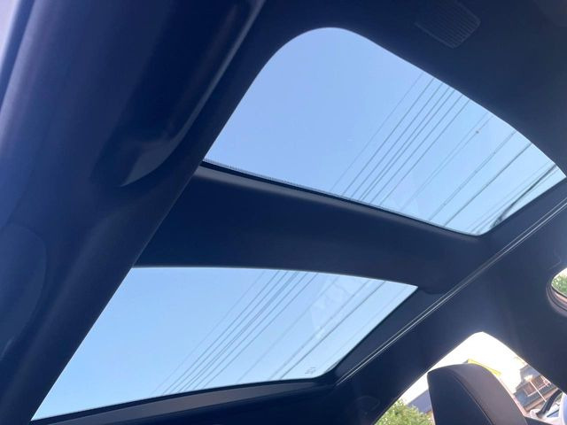 【パノラマルーフ】大型のガラスルーフ搭載で車内の解放感が一気にアップ!開放的なドライブをお楽しみいただけます。