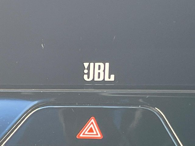 【JBLサウンドシステム】メーカーオプションの高品位サウンドシステムを搭載。専用のチューニングが施された大小様々なスピーカーから良質なサウンドが奏でられ、臨場感あふれる音響空間を演出します。