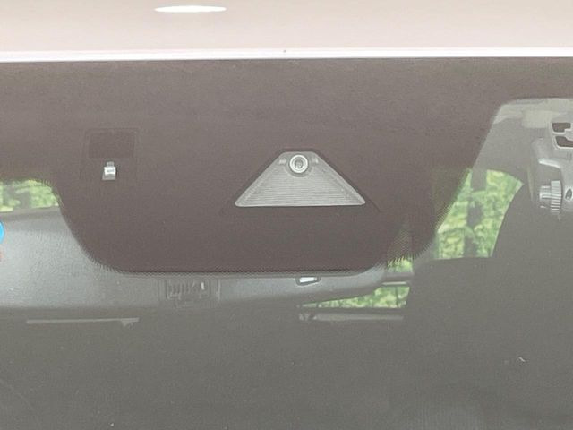【i-ACTIVESENSE】走行中に前方の車両等を認識し、衝突しそうな時は警報とブレーキで衝突回避と被害軽減をアシスト。より安全にドライブをお楽しみいただけます。