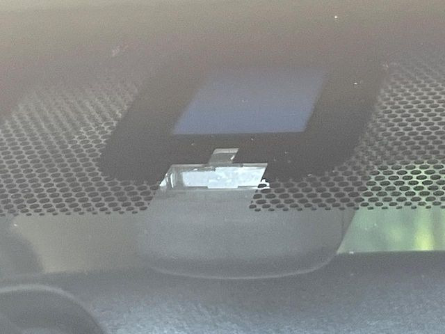 【プリクラッシュセーフティ】前方の車両等を検知し、衝突しそうな時は警報で注意を促し、ブレーキを踏む力をサポート。ブレーキを踏めなかった場合は衝突被害軽減ブレーキが作動、衝突回避をサポートします。