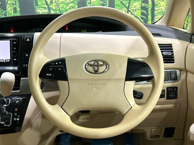 �C���e���A�ɍ��킹���f�U�C���̃X�e�A�����O�́A�^�]�������̂��Ƃ��l���A�^�]���₷���`��A�傫���ł��B�����x�A���ۂɐG���Ă��m���߂��������B
