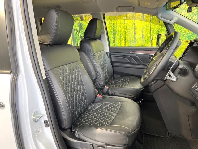 運転席シート廻りは使用感も少なく、良好な状態となっています。前オーナー様が丁寧に使っていたことがよくわかりますね。