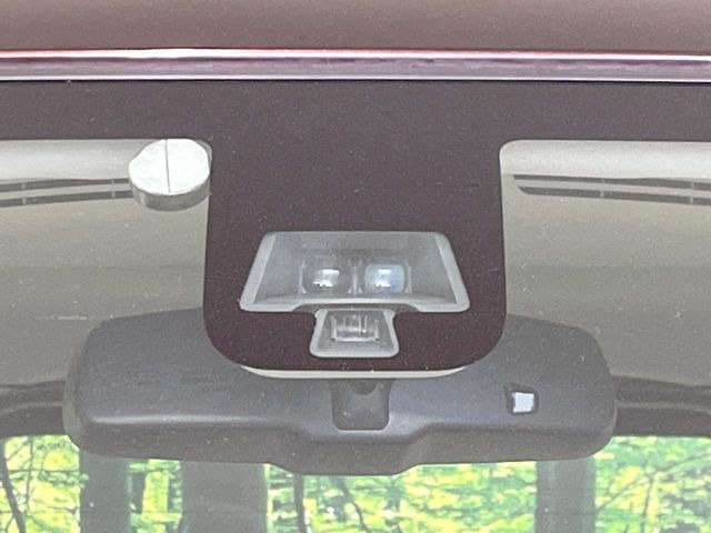 【エマージェンシーブレーキ】走行中に前方の車両等を認識し、衝突しそうな時は警報とブレーキで衝突回避と被害軽減をアシスト。より安全にドライブをお楽しみいただけます。