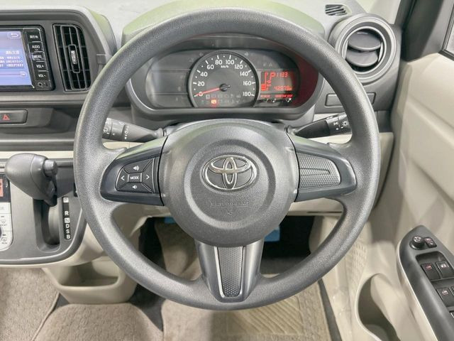 �C���e���A�ɍ��킹���f�U�C���̃X�e�A�����O�́A�^�]�������̂��Ƃ��l���A�^�]���₷���`��A�傫���ł��B�����x�A���ۂɐG���Ă��m���߂��������B