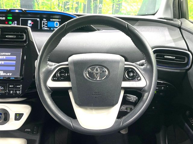 �C���e���A�ɍ��킹���f�U�C���̃X�e�A�����O�́A�^�]�������̂��Ƃ��l���A�^�]���₷���`��A�傫���ł��B�����x�A���ۂɐG���Ă��m���߂��������B