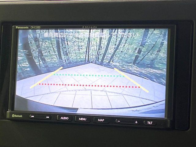 【バックカメラ】駐車時に後方がリアルタイム映像で確認できます。大型商業施設や立体駐車場での駐車時や、夜間のバック時に大活躍!運転スキルに関わらず、今や必須となった装備のひとつです!