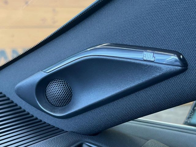 �yJBL�T�E���h�V�X�e���z���[�J�[�I�v�V�����̍��i�ʃT�E���h�V�X�e���𓋍ځB��p�̃`���[�j���O���{���ꂽ�召�l�X�ȃX�s�[�J�[����ǎ��ȃT�E���h���t�ł��A�Տꊴ���ӂ�鉹����Ԃ����o���܂��B