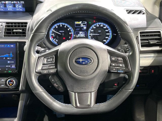 �C���e���A�ɍ��킹���f�U�C���̃X�e�A�����O�́A�^�]�������̂��Ƃ��l���A�^�]���₷���`��A�傫���ł��B�����x�A���ۂɐG���Ă��m���߂��������B