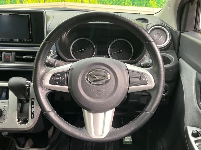 �C���e���A�ɍ��킹���f�U�C���̃X�e�A�����O�́A�^�]�������̂��Ƃ��l���A�^�]���₷���`��A�傫���ł��B�����x�A���ۂɐG���Ă��m���߂��������B