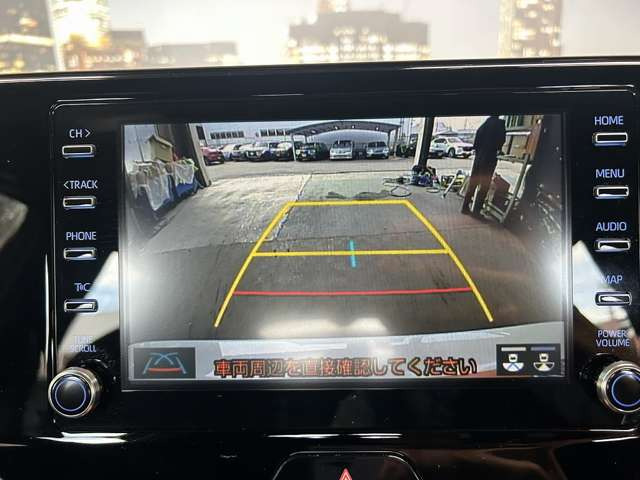 【バックカメラ】運転席から画面上で安全確認ができます。駐車が苦手な方にもオススメな便利機能です。