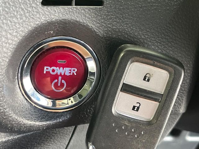�yHonda�X�}�[�g�L�[�z�J�o����|�P�b�g�ɓ��ꂽ�܂܂ł��h�A�̎{���E�������\�ȃX�}�[�g�L�[�𑕔��B�G���W���̃I���E�I�t�����J�M�����o���K�v����������Ƃ��Ă��֗��ł���