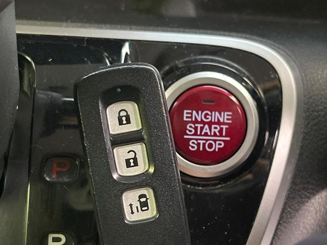 �yHonda�X�}�[�g�L�[�z�J�o����|�P�b�g�ɓ��ꂽ�܂܂ł��h�A�̎{���E�������\�ȃX�}�[�g�L�[�𑕔��B�G���W���̃I���E�I�t�����J�M�����o���K�v����������Ƃ��Ă��֗��ł���