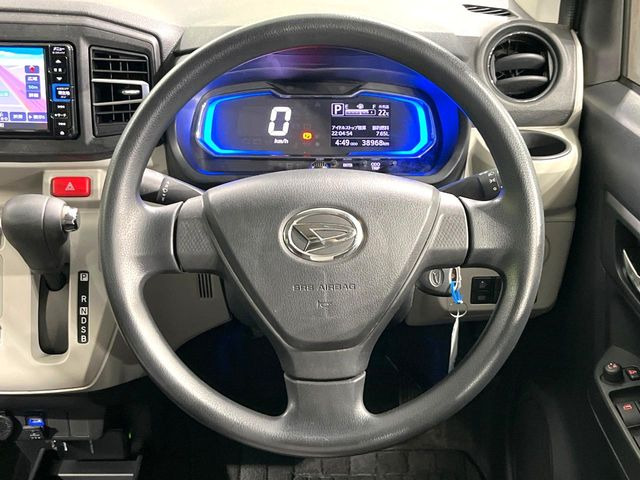 インテリアに合わせたデザインのステアリングは、運転される方のことも考え、運転しやすい形状、大きさです。是非一度、実際に触ってお確かめください。