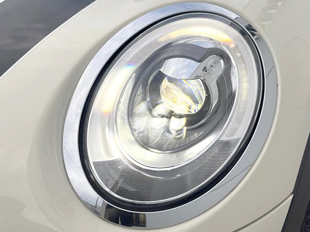 ●LEDヘッドライト:夜間走行時も良好な視界を確保し安心して運転できる高輝度LEDヘッドライトを装備!点灯速度が早く、消費電力も抑えられています。