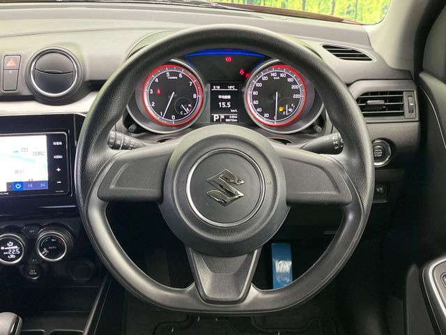 �C���e���A�ɍ��킹���f�U�C���̃X�e�A�����O�́A�^�]�������̂��Ƃ��l���A�^�]���₷���`��A�傫���ł��B�����x�A���ۂɐG���Ă��m���߂��������B