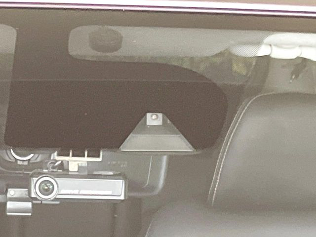 【エマージェンシーブレーキ】走行中に前方の車両等を認識し、衝突しそうな時は警報とブレーキで衝突回避と被害軽減をアシスト。より安全にドライブをお楽しみいただけます。