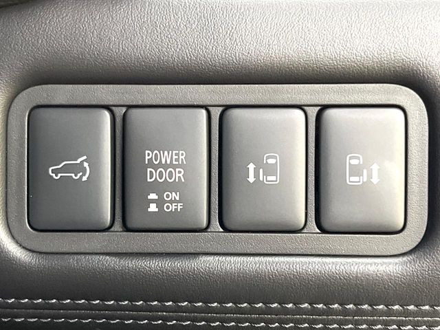 【両側パワースライドドア】スマートキーや運転席のスイッチで後席両側スライドドアの開閉が可能♪電動だから力を入れてドアを開ける必要が無く、小さなお子様でも簡単に開け閉めでき快適です♪