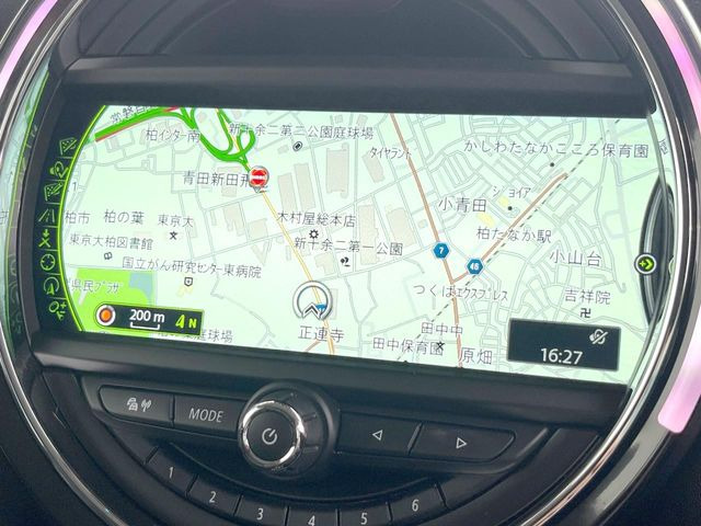 ●純正ナビ:一体感のあるナビは、高級感ある車内を演出してくれます。オーディオ機能も充実しておりますので、運転もより楽しめます♪