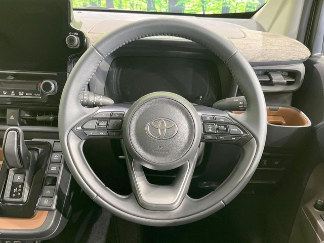 インテリアに合わせたデザインのステアリングは、運転される方のことも考え、運転しやすい形状、大きさです。是非一度、実際に触ってお確かめください。
