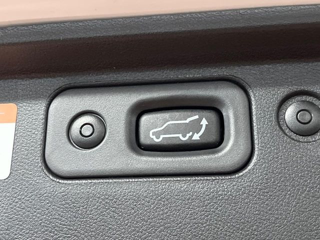 【パワーバックドア】スマートキーや運転席のボタンを押すだけでリアゲートが自動で開閉します!荷物を持っている時や、高い位置にあるバックドアを閉める際に便利な機能です♪