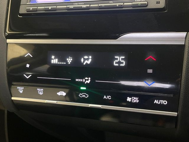 【オートエアコン】一度お好みの温度に設定すれば、車内の温度を検知し風量や温度を自動で調整。暑い&hellip;寒い&hellip;と何度もスイッチ操作をする必要はありません。快適な車内空間には必須の機能ですね♪