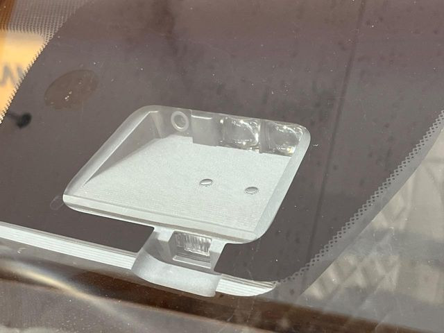 【三菱e-Assist】走行中に前方の車両等を認識し、衝突しそうな時は警報とブレーキで衝突回避と被害軽減をアシスト。より安全にドライブをお楽しみいただけます。