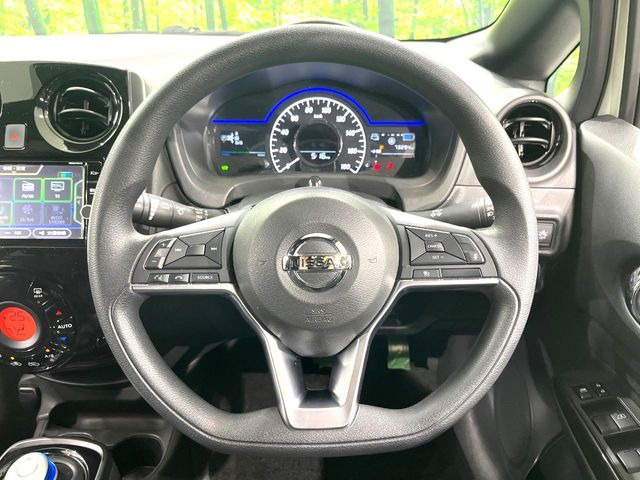 �C���e���A�ɍ��킹���f�U�C���̃X�e�A�����O�́A�^�]�������̂��Ƃ��l���A�^�]���₷���`��A�傫���ł��B�����x�A���ۂɐG���Ă��m���߂��������B