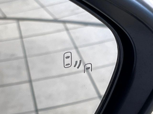 【ブラインドスポットモニター】走行中、ドアミラーの死角になりやすい箇所に後続車が接近するとサイドミラーのレンズに警告を表示!ドライバーに注意喚起をしてくれます。