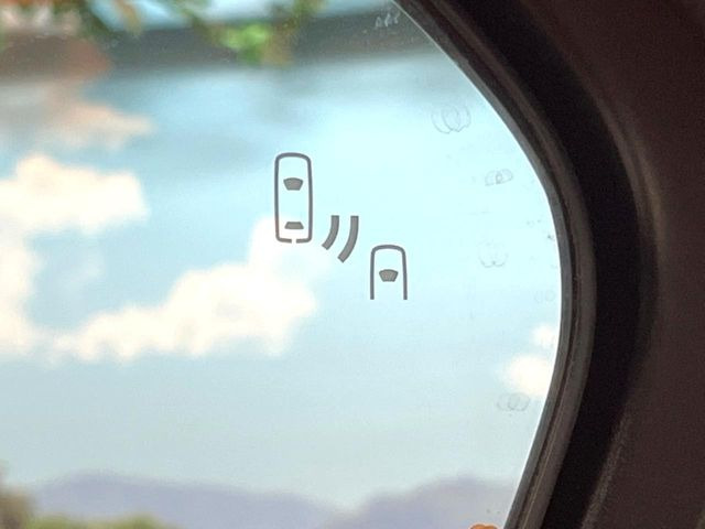 【ブラインドスポットモニター】走行中、ドアミラーの死角になりやすい箇所に後続車が接近するとサイドミラーのレンズに警告を表示!ドライバーに注意喚起をしてくれます。