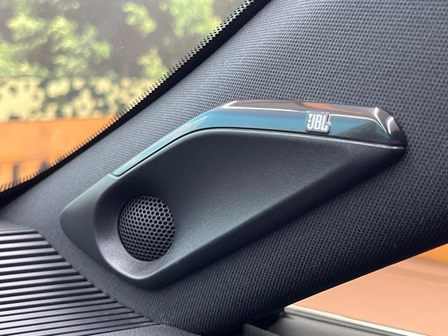 �yJBL�T�E���h�V�X�e���z���[�J�[�I�v�V�����̍��i�ʃT�E���h�V�X�e���𓋍ځB��p�̃`���[�j���O���{���ꂽ�召�l�X�ȃX�s�[�J�[����ǎ��ȃT�E���h���t�ł��A�Տꊴ���ӂ�鉹����Ԃ����o���܂��B