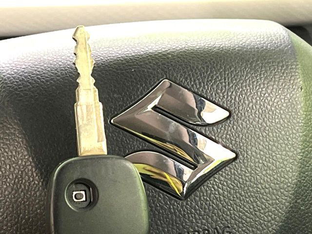 【キーレス】少し離れた場所からでもボタン一つでドアの開錠・施錠ができるのでとっても便利!ドアの鍵穴周りに傷をつけることもありません♪