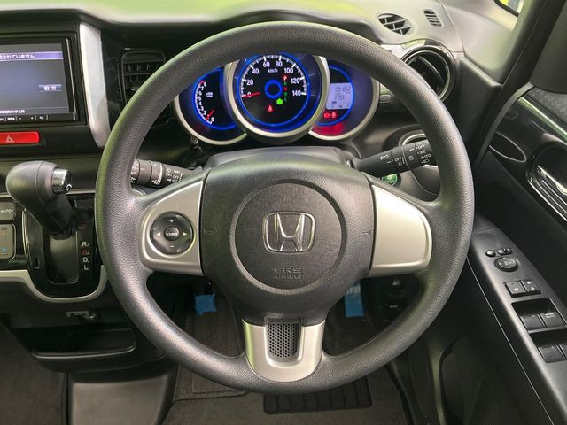 �C���e���A�ɍ��킹���f�U�C���̃X�e�A�����O�́A�^�]�������̂��Ƃ��l���A�^�]���₷���`��A�傫���ł��B�����x�A���ۂɐG���Ă��m���߂��������B