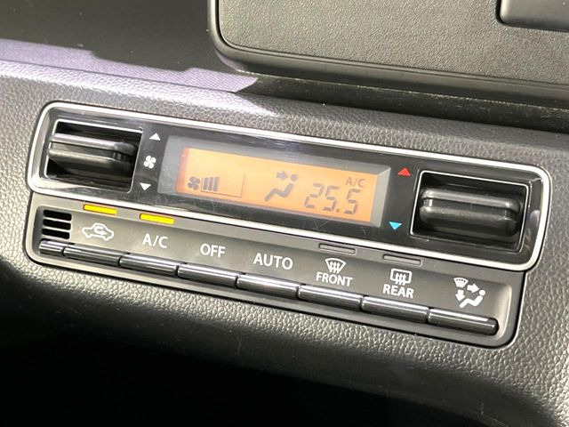 【オートエアコン】一度お好みの温度に設定すれば、車内の温度を検知し風量や温度を自動で調整。暑い&hellip;寒い&hellip;と何度もスイッチ操作をする必要はありません。快適な車内空間には必須の機能ですね♪