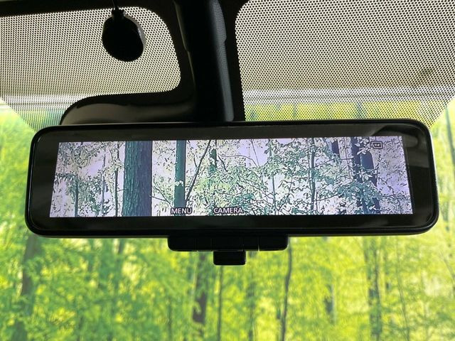 【インテリジェントルームミラー】後席の大きな荷物や同乗者で後方が確認しづらい時でも安心!カメラが撮影した車両後方の映像をルームミラー内に表示。クリアな視界で状況の確認が可能です!