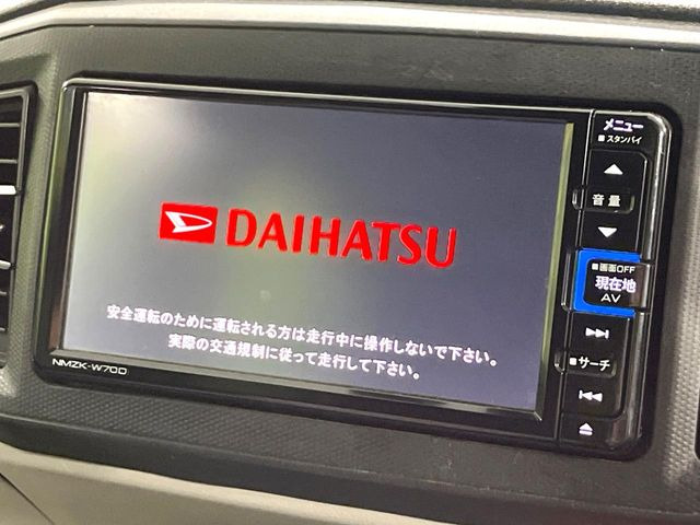 【純正ナビ】人気の純正ナビを装備しております。ナビの使いやすさはもちろん、オーディオ機能も充実!キャンプや旅行はもちろん、通勤や買い物など普段のドライブも楽しくなるはず♪