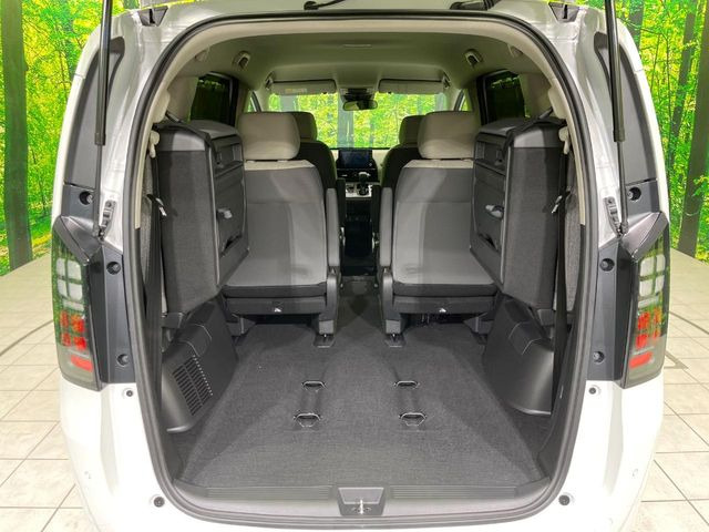 普段のお買い物や通勤、送迎等に十分な荷室スペースを確保しております。セカンドシートを倒すと、大きな荷物の積載も可能です♪