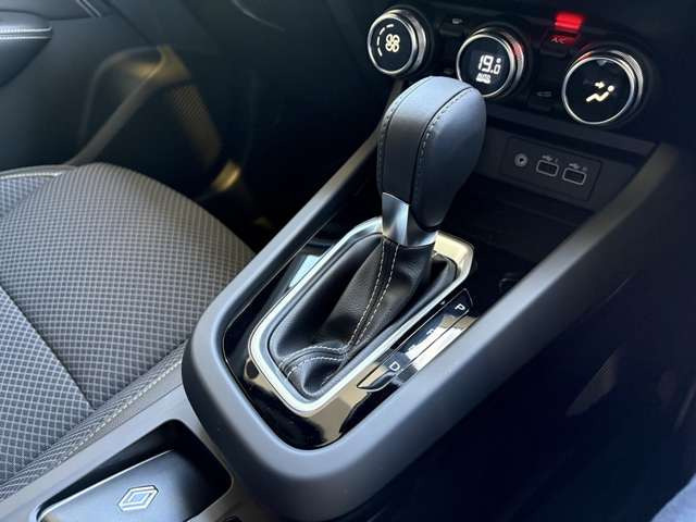 �p���[�g���[����L�x�ȉ^�]�x���@�\�A���K�����͂��̂܂܂ɁA�G�N�X�e���A�ƃC���e���A�ɃV�b�N�ŗ��������̂���f�U�C���������ꂽ�B