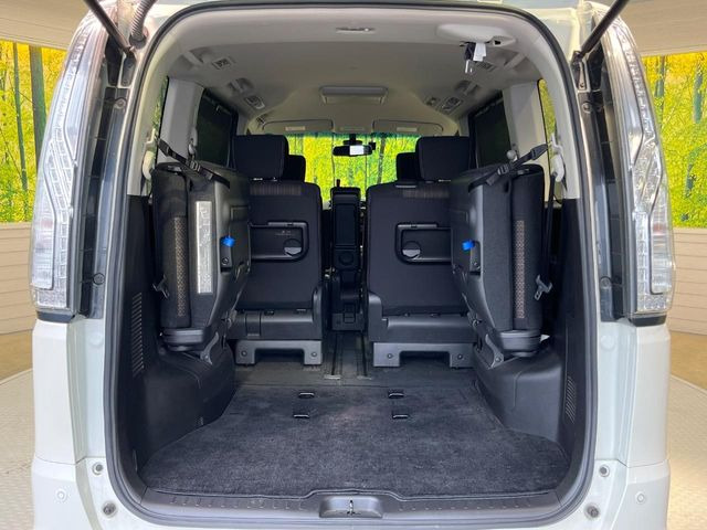 後席を格納すると、これだけの広さが!シーンに合わせたシートアレンジで、大きな荷物も積むことが出来ます♪