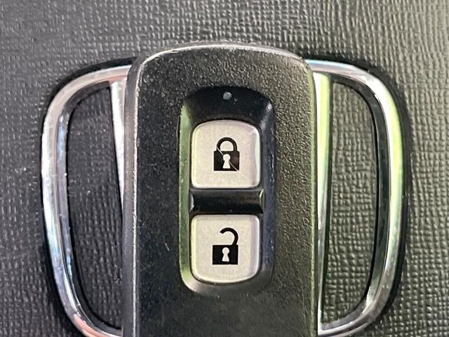 �yHonda�X�}�[�g�L�[�z�J�o����|�P�b�g�ɓ��ꂽ�܂܂ł��h�A�̎{���E�������\�ȃX�}�[�g�L�[�𑕔��B�G���W���̃I���E�I�t�����J�M�����o���K�v����������Ƃ��Ă��֗��ł���