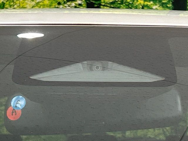 【トヨタセーフティセンス】走行中に前方の車両等を認識し、衝突しそうな時は警報とブレーキで衝突回避と被害軽減をアシスト。より安全にドライブをお楽しみいただけます。
