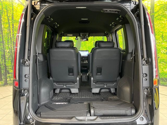 普段のお買い物や通勤、送迎等に十分な荷室スペースを確保しております。セカンドシートを倒すと、大きな荷物の積載も可能です♪