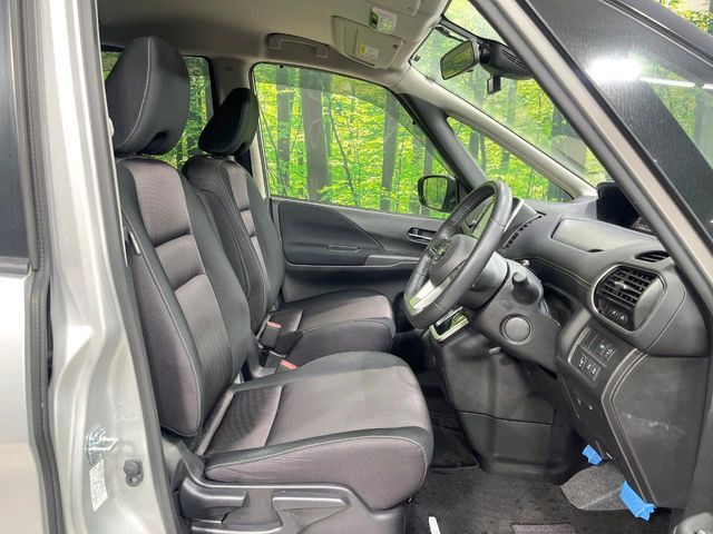 運転席まわりには十分なスペースがあり、大柄な方でもゆったり運転していただける環境です。