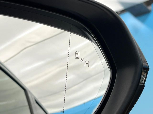 【ブラインドスポットモニター】走行中、ドアミラーの死角になりやすい箇所に後続車が接近するとサイドミラーのレンズに警告を表示!ドライバーに注意喚起をしてくれます。