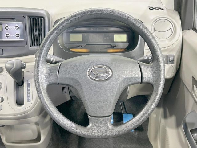 �C���e���A�ɍ��킹���f�U�C���̃X�e�A�����O�́A�^�]�������̂��Ƃ��l���A�^�]���₷���`��A�傫���ł��B�����x�A���ۂɐG���Ă��m���߂��������B