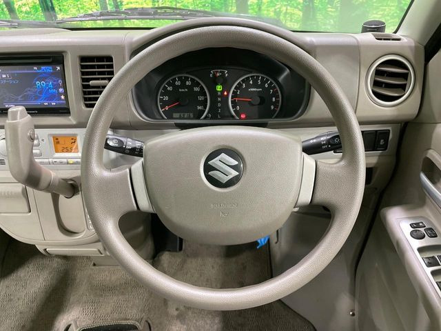 �C���e���A�ɍ��킹���f�U�C���̃X�e�A�����O�́A�^�]�������̂��Ƃ��l���A�^�]���₷���`��A�傫���ł��B�����x�A���ۂɐG���Ă��m���߂��������B