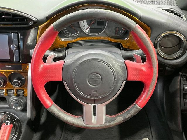 �C���e���A�ɍ��킹���f�U�C���̃X�e�A�����O�́A�^�]�������̂��Ƃ��l���A�^�]���₷���`��A�傫���ł��B�����x�A���ۂɐG���Ă��m���߂��������B