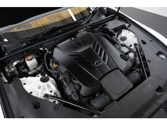 ���ڂ����5.0L V8���R�z�C�G���W����477ps�𔭐��������܂��B�ߋ��@�ɗ���Ȃ��L�т̂��鐁���オ��ƁA�I�[�v���Ŗ��키�T�E���h�͂��̃��f���Ȃ�ł̖͂��͂ł��B
