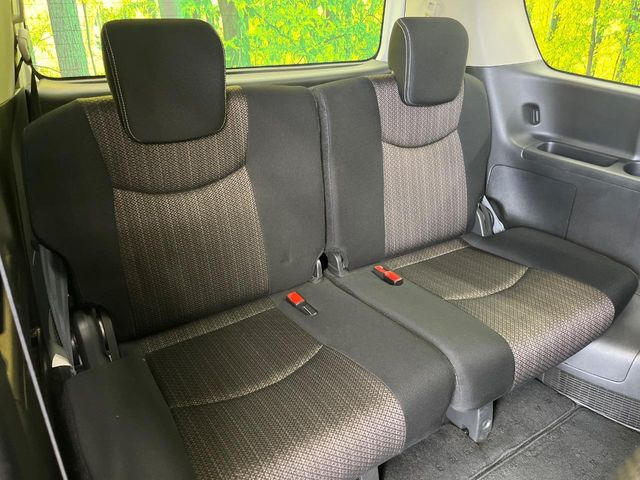 3列目シートはもちろん状態良好☆大人でもゆったりと座って頂けますので、大人数でのお出かけもラクラクです♪ご家族で、気の知れた仲間で、ドライブに行くのが楽しみですね♪
