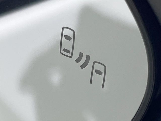 【ブラインドスポットモニター】走行中、ドアミラーの死角になりやすい箇所に後続車が接近するとサイドミラーのレンズに警告を表示!ドライバーに注意喚起をしてくれます。